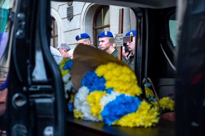 УМОВНЕ ФОТО З ПРОЩАННЯ З ВІЙСЬКОВИМ У ЛЬВОВІ / ТВОЄ МІСТО