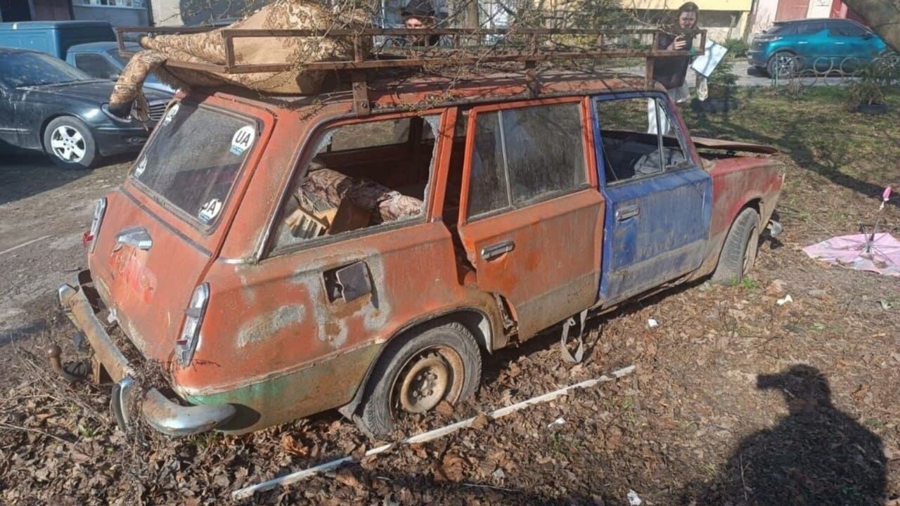 Покинута автівка, яку евакуювали / фото: ЛМР