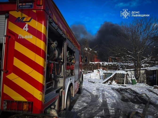 Пожежа у Львові на вул. Персенківка: рятувальники працюють на місці