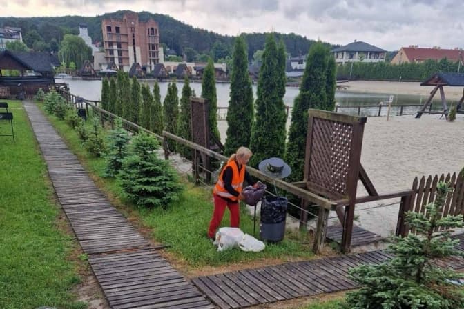 У Брюховичах готують озеро до купального сезону: що вже зробили