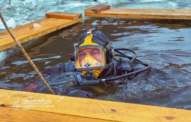 Водолази-сапери ДСНС вилучили з озера на Київщині вибухівку від російського БпЛА