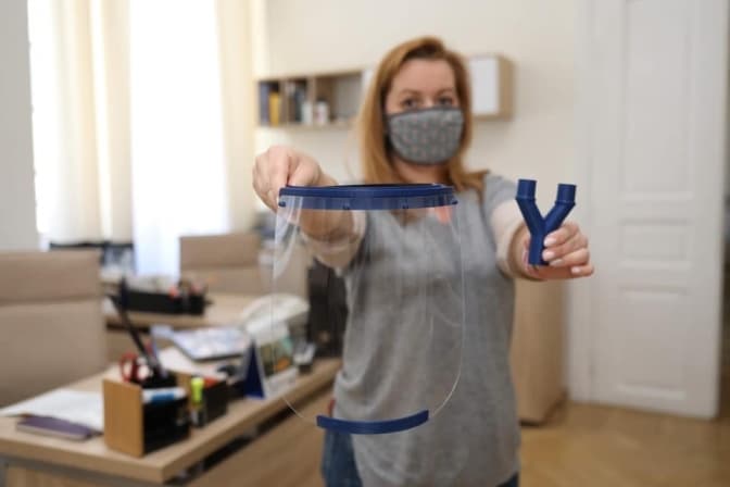 «Допоможи лікарям»: у Львові почали на ЗD-принтері робити перехідники до апаратів ШВЛ та захисні маски-екрани