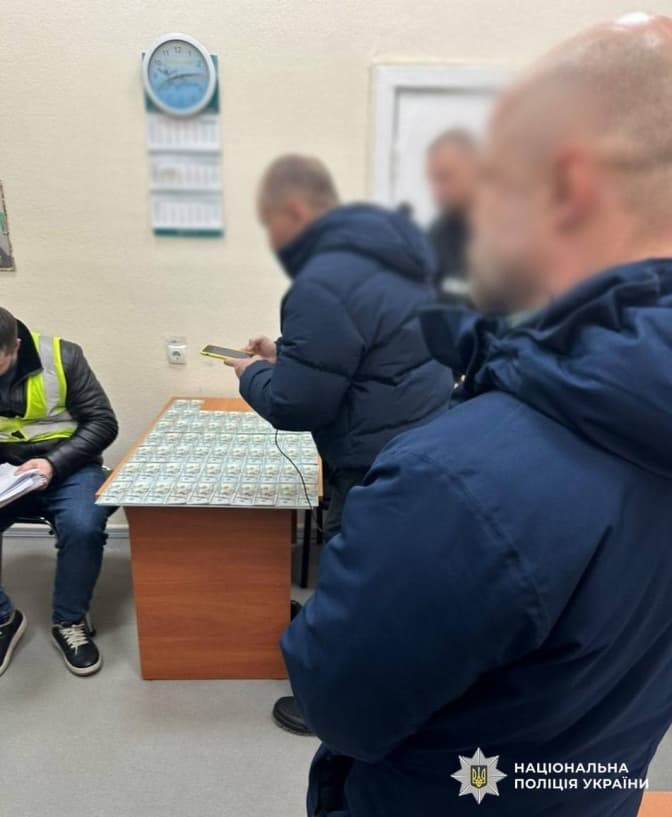 У Києві затримали екслікаря, який вимагав у ветерана 6000 доларів за «оформлення» інвалідності