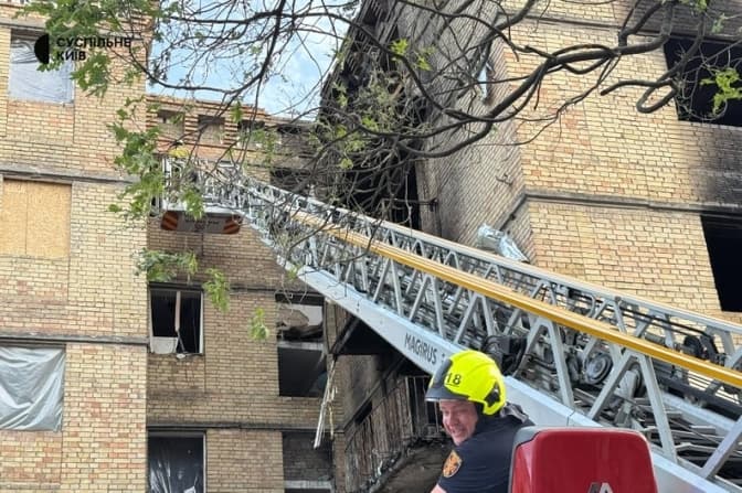 У ще одній пошкодженій росіянами багатоповерхівці обвалилися внутрішні конструкції