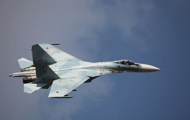 На росії знищено винищувач СУ-27УБ на військовому аеродромі — ГУР