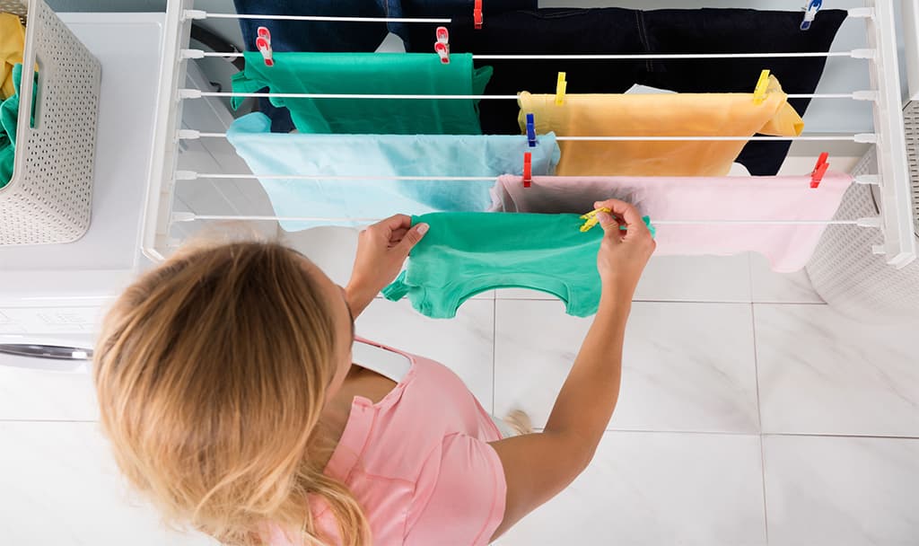 Сушіння одягу в кімнаті: чим загрожує і що робити