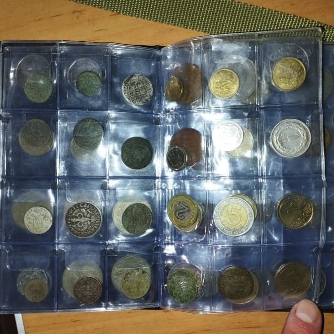 На кордоні з Польщею митники вилучили колекцію монет та старовинні прикраси