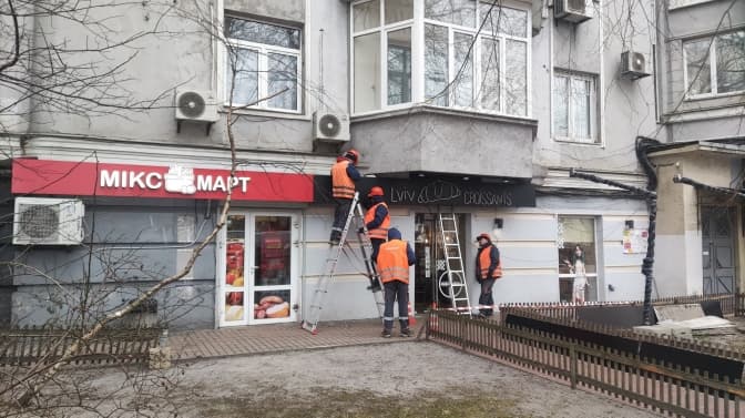 Комунальники прибрали незаконну рекламу з пам’ятки архітектури на Арсенальній