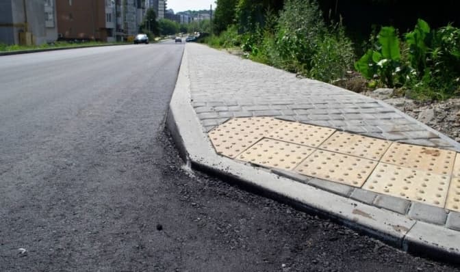 У Винниках на вулиці, що веде до військового госпіталю, облаштовують тротуари