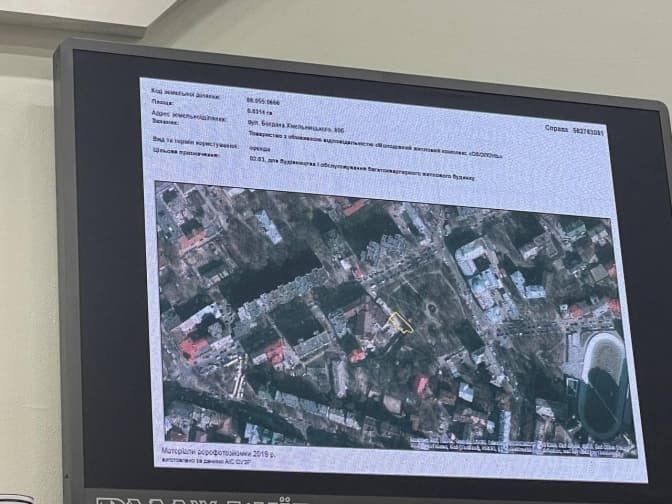 В центрі Києва збираються будувати ЖК. Новобудова захоплює частину Літературного скверу