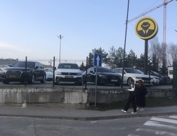 Підприємство захопило ділянку у Львові на 30 соток, аби продавати там вживані авто