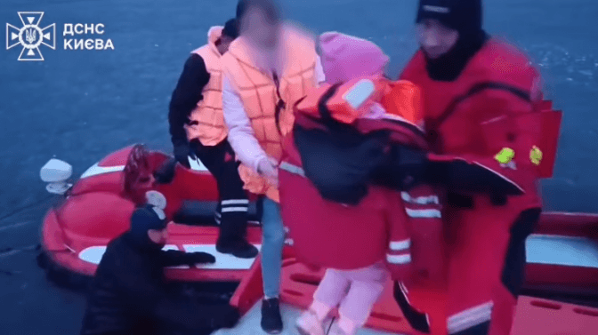 Дрейфували на крижині посеред затоки: на Оболоні в Києві рятувальники зняли з льоду жінку з дитиною