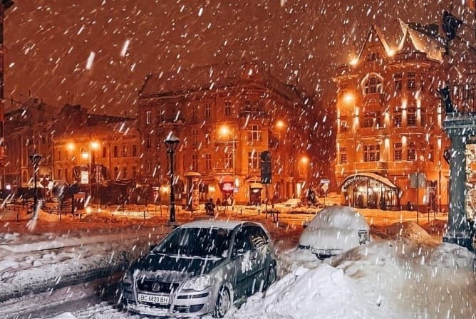 Скільки триватиме негода у Львові та хто в Україні отримає перший укол вакцини. Головне за добу