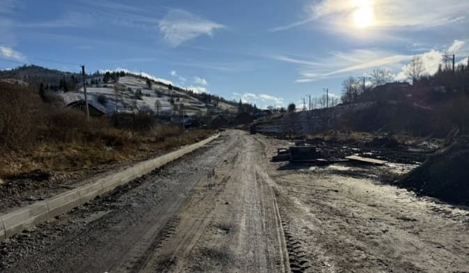 На Львівщині триває ремонт ключової туристичної дороги в Карпатах