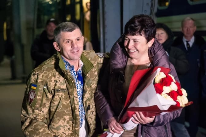 У Львові воїн-залізничник освідчився коханій на вокзалі після повернення з фронту