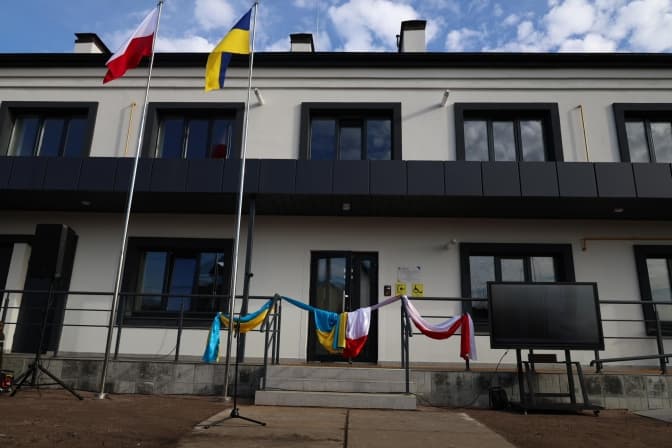 Закинуту будівлю на Київщині перетворили на житло для 19 родин переселенців