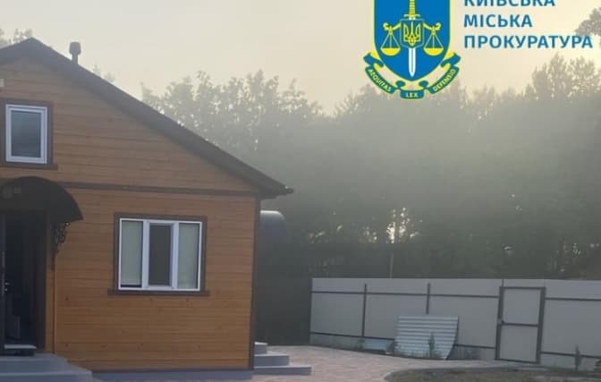 На Жуковому острові в Києві чоловік самовільно захопив ділянку і побудував житло