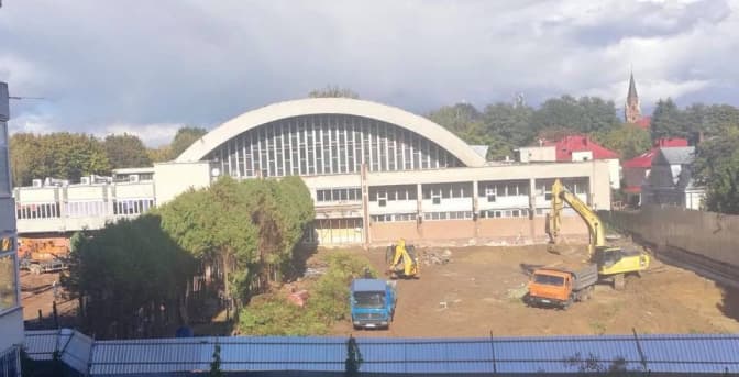 Через реконструкцію Палацу спорту у Львові зрізали майже 300 дерев. Фото