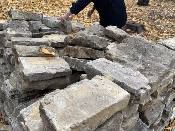 Активісти збирають кошти на ручне очищення історичної цегли в Чеховському провулку