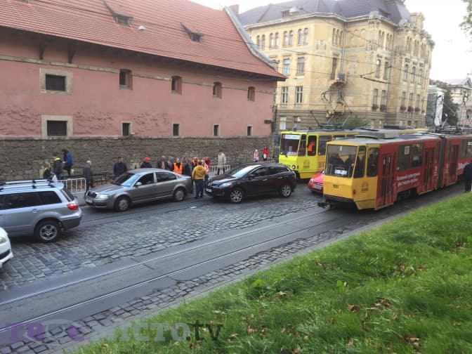 У центрі Львова ускладнено рух через аварію. Фото