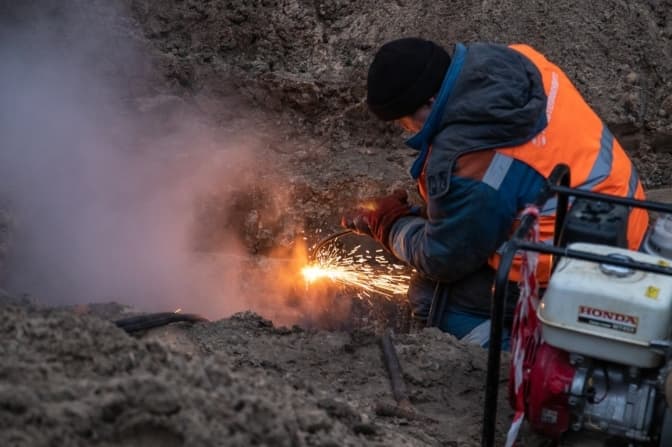 Комунальники відновили пошкоджену російським обстрілом тепломережу в Києві