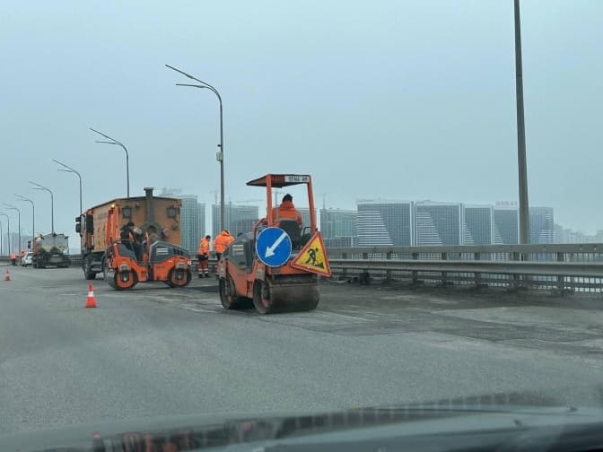 В Києві почали ремонтувати Дарницький міст. У бік лівого берега затор