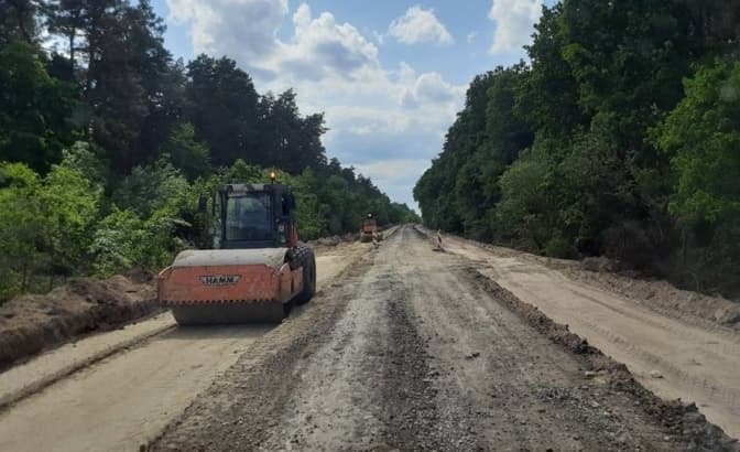 На Львівщині ремонтують дорогу до кордону із Польщею