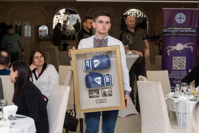 На Львівщині на благодійному аукціоні продали боксерські рукавички Усика