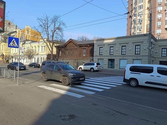 Власники ресторану попросили. У поліції пояснили, як на Січових Стрільців раптово з’явився наземний перехід