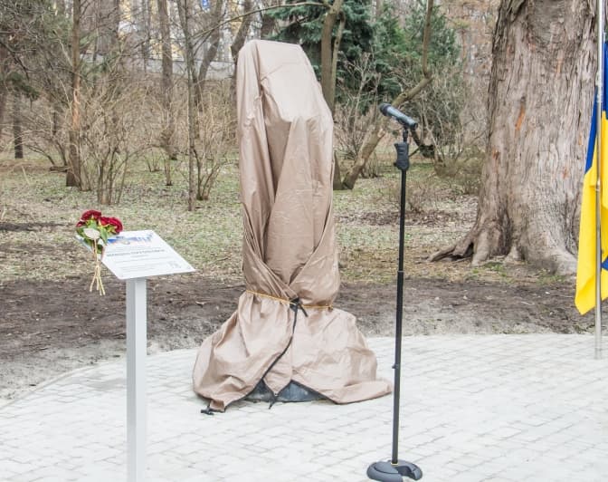 У ботсаду в Києві встановили скульптуру на честь загиблого захисника Ігора Воєводіна