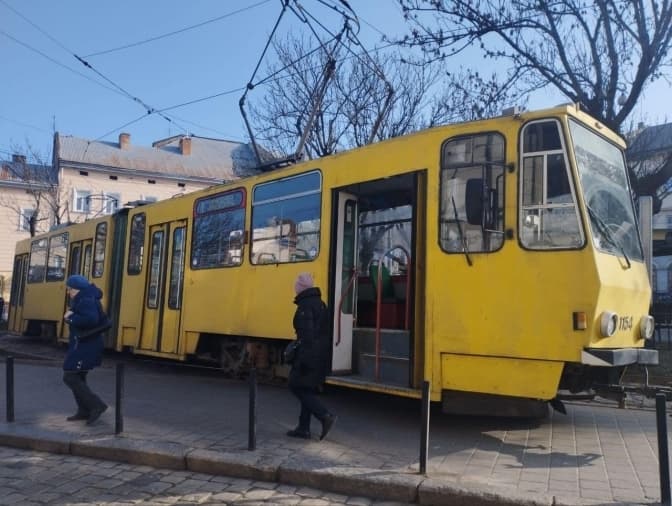 Трамвай зійшов з рейок у центрі Львова. Рух громадського транспорту змінили