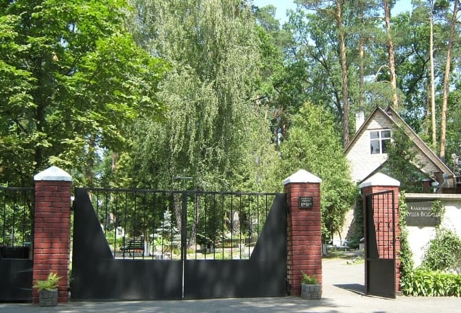 У Пущі-Водиці доглядач кладовища виплатив понад 1,5 млн гривень «мертвим душам»