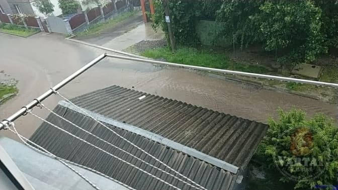 Потужна злива у Львові. Затоплені вулиці та повалені дерева