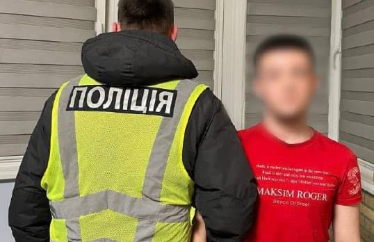 У Києві хлопець в поліцейській формі співав російські пісні. Поліція відреагувала