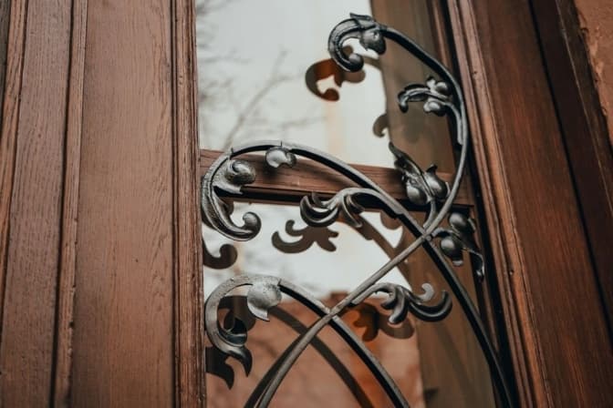 У Львові відреставрували дерев’яну квіткову браму у столітній кам’яниці