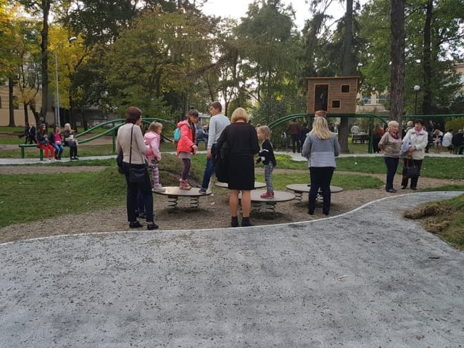 У сквері святого Юра понищили ще не відкритий дитячий майданчик. Фото