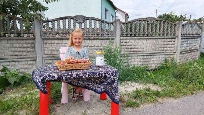 «Я збираю на зброю солдатам». П'ятирічна дівчинка із Львівщини продає кекси, аби підтримати ЗСУ