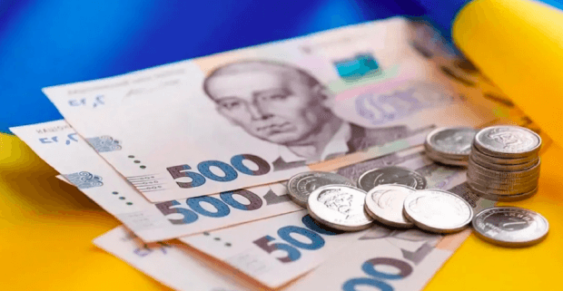 Зарплати чиновників в Україні за рік зросли. Де платять найбільше