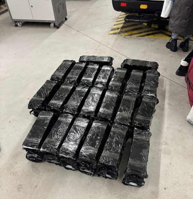 Львівські митники виявили в мікроавтобусі акумуляторні батареї на півмільйона гривень