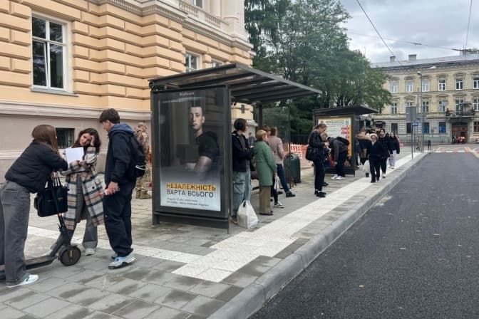 Біля львівського університету відремонтували та зробили доступною зупинку громадського транспорту