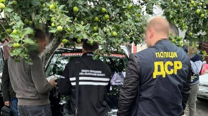 На Львівщині викрили осіб, які завозили автівки під виглядом гуманітарної допомоги