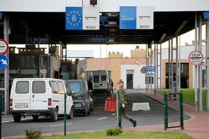 Від сьогодні на пункті пропуску «Краківець» відновили рух автобусів на виїзд з України