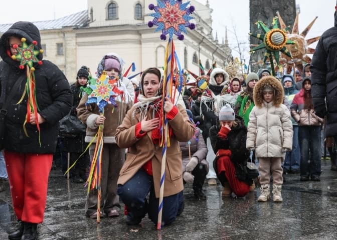 Які унікальні різдвяні звізди були на ході у Львові, реформа ТЦК та ріст зарплат для вихователів дитсадків і соцпрацівників. Ключове за 28 грудня