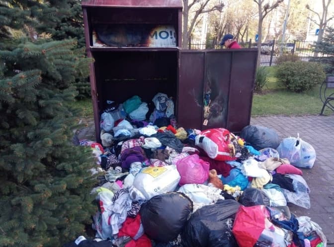 У Львові невідомі знищили контейнер для збору речей потребуючим