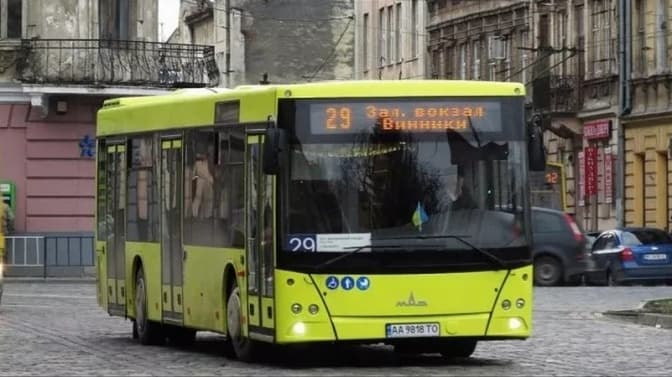 У центрі Львова сьогодні мінятимуть аварійну колію. Як курсуватиме громадський транспорт