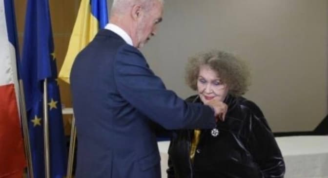 Ліну Костенко нагородили французьким Орденом Почесного легіону