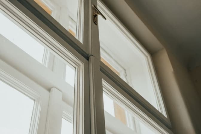 На вулиці Вітовського відреставрували вікна у під'їзді будинку. Фото до і після