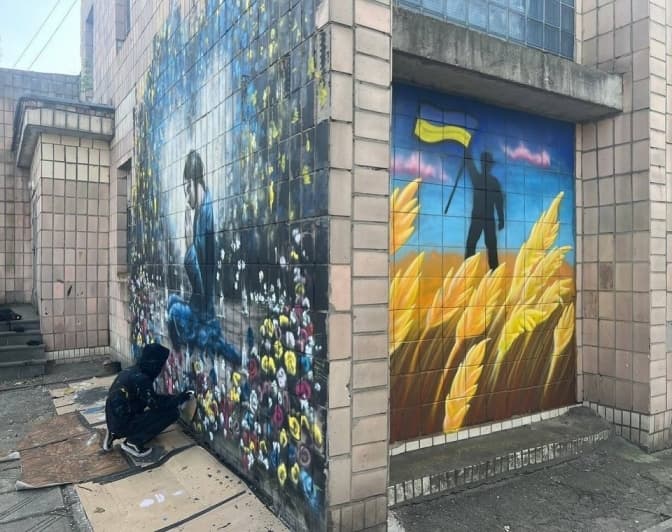 У Бучі американські художники створили мурал на місці розстрілів цивільних