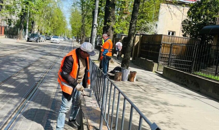 У Львові фарбують стовпці, огородження та інші елементи благоустрою: містян просять бути уважними