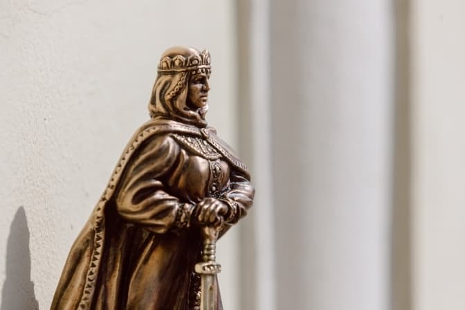 На Михайлівській площі з'явилась мініскульптура княгині Ольги з мечем